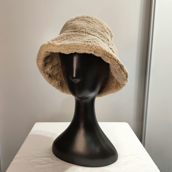 Faux fur bucket hat - Picture 7 of 10